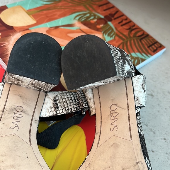 Snakeskin embossed heels with elastic straps - Picture 4 of 4